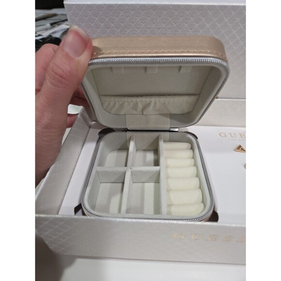 GUESS Gold Jewelry Travel Case Zip Up With 8 Earrings Gift Set New B11 - Picture 7 of 10